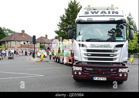 Horley, Surrey, Großbritannien-18 2022. Juni: Menschen, die in der Parade beim Horley Carnival spazieren. Stockfoto