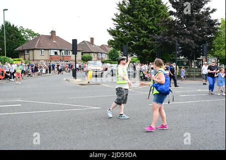 Horley, Surrey, Großbritannien-18 2022. Juni: Menschen, die in der Parade beim Horley Carnival spazieren. Stockfoto