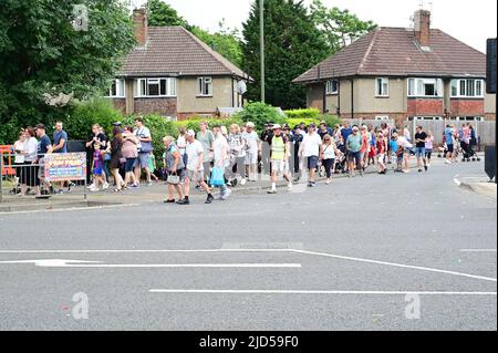 Horley, Surrey, Großbritannien-18 2022. Juni: Menschen, die in der Parade beim Horley Carnival spazieren. Stockfoto