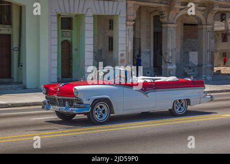 Ein wunderschöner rot-weißer Oldtimer auf dem berühmten Malecon in Havanna, Kuba Stockfoto