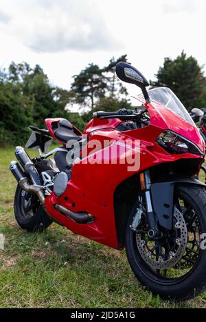 Woodbridge Suffolk UK August 14 2021: Ein 2019 Ducati 959 Panigale Motorrad auf der Ausstellung bei einem Motorradtreffen Stockfoto