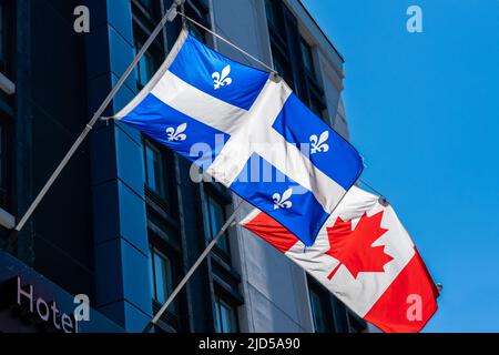 An der Hotelfassade winken Fahnen aus Kanada und Quebec Stockfoto