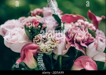 Bouquet von Rosen und cala Lilien Stockfoto