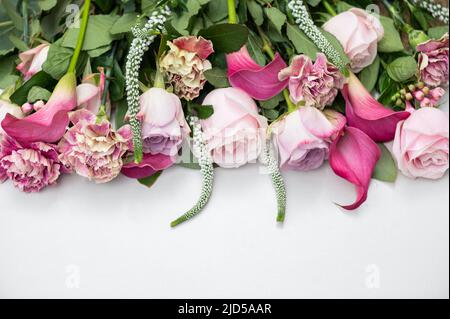 Bouquet von Rosen und cala Lilien Stockfoto
