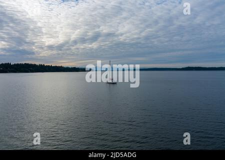 Ein einflügig-Segelboot auf dem Puget Sound in Nisqually Reach im Bundesstaat Washington Stockfoto