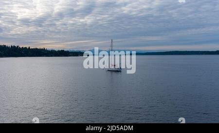 Ein einflügig-Segelboot auf dem Puget Sound in Nisqually Reach im Bundesstaat Washington Stockfoto