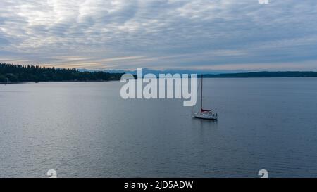 Ein einflügig-Segelboot auf dem Puget Sound in Nisqually Reach im Bundesstaat Washington Stockfoto