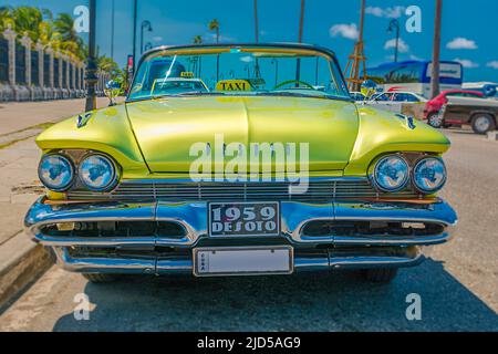 Ein schöner gelber 1959 DeSoto Oldtimer auf dem berühmten Malecon in Havanna, Kuba Stockfoto