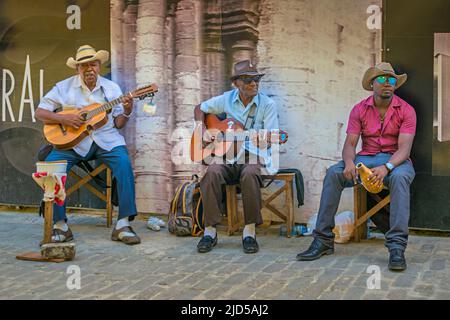 Drei Straßenmusiker, zwei mit Gitarre, treten in Alt-Havanna, Kuba, auf Stockfoto