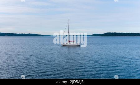 Ein einflügig-Segelboot auf dem Puget Sound in Nisqually Reach im Bundesstaat Washington Stockfoto