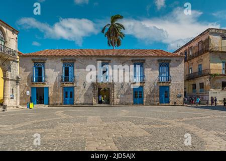 Museo del Arte Colonial (Museum für Kolonialkunst) auf der Plaza de la Catedral in Havanna, Kuba Stockfoto