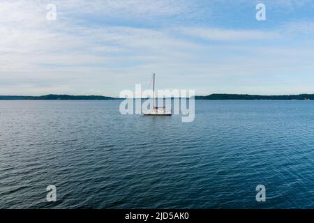 Ein einflügig-Segelboot auf dem Puget Sound in Nisqually Reach im Bundesstaat Washington Stockfoto