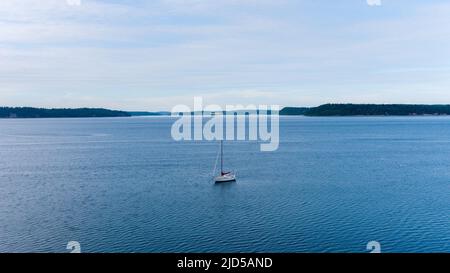 Ein einflügig-Segelboot auf dem Puget Sound in Nisqually Reach im Bundesstaat Washington Stockfoto