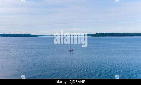 Ein einflügig-Segelboot auf dem Puget Sound in Nisqually Reach im Bundesstaat Washington Stockfoto