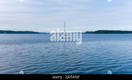 Ein einflügig-Segelboot auf dem Puget Sound in Nisqually Reach im Bundesstaat Washington Stockfoto