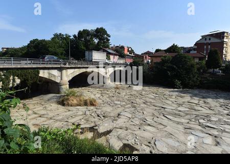 Turin. 17.. Juni 2022. Das am 17. Juni 2022 aufgenommene Foto zeigt das Trockenbett eines Flusses in Turin, Italien. In dieser Woche fegte eine Hitzewelle über Italien, die Notfälle in mindestens vier Städten auslöste und die Hälfte der landwirtschaftlichen Produktion im Norden einem Dürrerisiko aussetzte. Quelle: Str/Xinhua/Alamy Live News Stockfoto