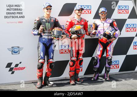 Hohenstein Ernstthal, Deutschland. Juni 18. 2022. MotoGP Liqui Moly Motorrad Grand Prix Deutschland auf dem Sachsenring, Hohenstein-Ernstthal, Deutschland. Im Bild: (L-R) Fabio Quartararo (FRA) von Monster Energy Yamaha MotoGP, Francesco Bagnaia (ITA) vom Ducati Lenovo Team und Johann Zarco (FRA) von Prima Pramac Racing nach dem Qualifying Stockfoto