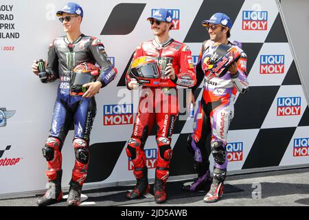 Hohenstein Ernstthal, Deutschland. Juni 18. 2022. MotoGP Liqui Moly Motorrad Grand Prix Deutschland auf dem Sachsenring, Hohenstein-Ernstthal, Deutschland. Im Bild: (L-R) Fabio Quartararo (FRA) von Monster Energy Yamaha MotoGP, Francesco Bagnaia (ITA) vom Ducati Lenovo Team und Johann Zarco (FRA) von Prima Pramac Racing nach dem Qualifying Stockfoto