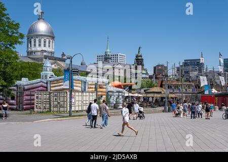 Montreal, CA - 11. Juni 2022: Sommerattraktionen und Geschäfte im alten Hafen von Montreal Stockfoto