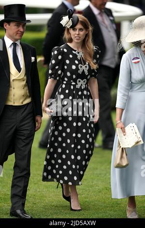 Prinzessin Beatrice und Edoardo Mapelli Mozzi während des fünften Tages von Royal Ascot auf der Pferderennbahn Ascot. Bilddatum: Samstag, 18. Juni 2022. Stockfoto