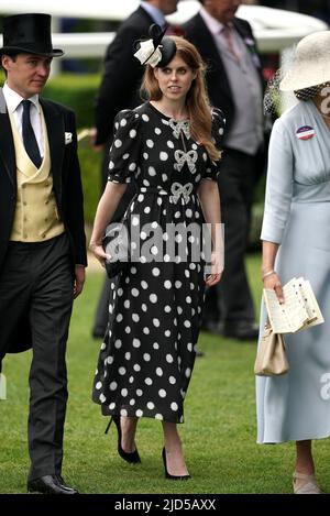 Prinzessin Beatrice und Edoardo Mapelli Mozzi während des fünften Tages von Royal Ascot auf der Pferderennbahn Ascot. Bilddatum: Samstag, 18. Juni 2022. Stockfoto