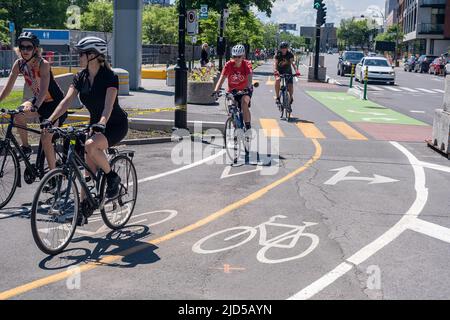 Montreal, Kanada - 11. Juni 2022: Fahrradfahrer auf Radwegen in Old Montreal Stockfoto