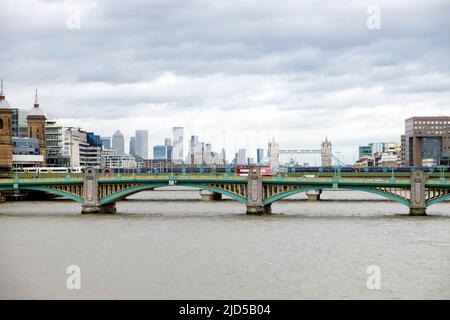 Roter Londoner Doppeldeckerbus über die Southwark Bridge und Blick auf die Themse mit Blick auf die Tower Bridge City of London im Jahr 2022 Großbritannien KATHY DEWITT Stockfoto