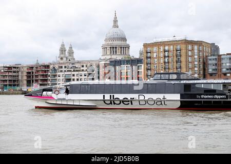 Uber-Boot an der Themse fährt vorbei an der St Paul's Cathedral auf der Themse in London, England, GROSSBRITANNIEN, KATHY DEWITT Stockfoto