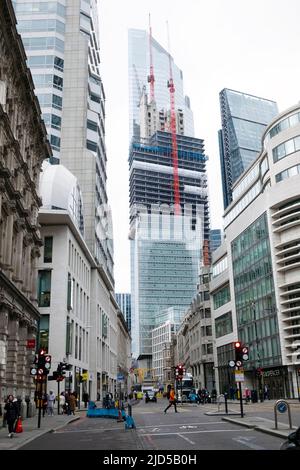 Blick von der Gracechurch Street of Cranes am 8 Bishopsgate Wolkenkratzer Hochhaus im Bau in 2022 City of London England UK KATHY DEWITT Stockfoto