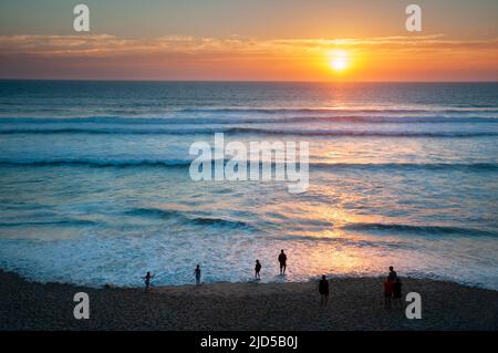 Den Sonnenuntergang beobachten, den Sonnenuntergang in Hourtin Plage, Gironde, Südwest-Frankreich Stockfoto