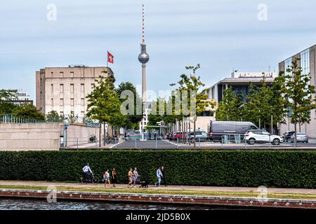 Blick auf die Botschaft der Schweiz, den Fernsehturm, das Paul Lobe Haus und die Otto von Bismarck Allee, Mitte-Berlin, Deutschland Stockfoto