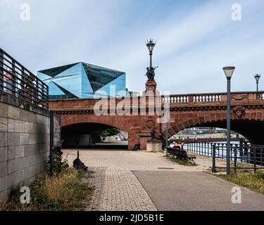 Alte & Neue Architektur, Moltke-Brücke & Glasfassade des Cube-Gebäudes Moabit, Mitte-Berlin, Deutschland Stockfoto