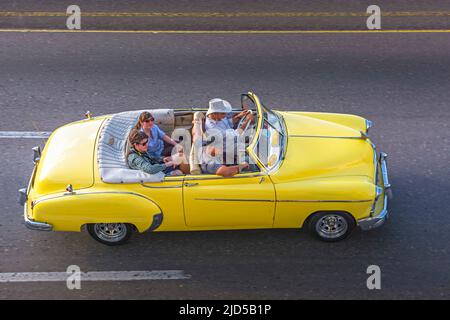 Ein schöner gelber Oldtimer auf dem Malecon in Havanna, Kuba Stockfoto