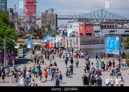 Montreal, CA - 11. Juni 2022: Sommerattraktionen und Geschäfte im alten Hafen von Montreal Stockfoto