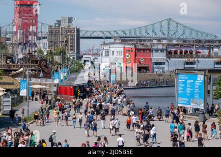 Montreal, CA - 11. Juni 2022: Sommerattraktionen und Geschäfte im alten Hafen von Montreal Stockfoto