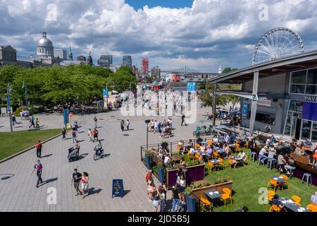 Montreal, CA - 11. Juni 2022: Sommerattraktionen und Geschäfte im alten Hafen von Montreal Stockfoto