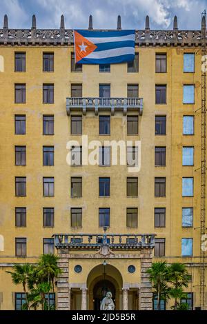 Eingang zum Hotel Nacional de Cuba mit einer riesigen kubanischen Flagge an der Fassade Stockfoto