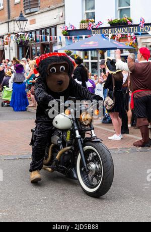 Poole, Dorset, Großbritannien. 18.. Juni 2022. Harry Paye Day – Poole feiert jährlich seinen Lieblings-Piratensohn ‘Arry Page. Der beliebte shindig beginnt mit der Parade der Piraten entlang des Poole Quay, während sich die Menschenmassen zuwenden, um zuzuschauen und mitzumachen. Ein Familienevent zur Feier der reichen Geschichte von Poole, bei dem Besucher ermutigt werden, ihre Piratenrede zu üben, ihr schickes Kleid auszugraben und ihren inneren Piraten loszulassen. Quelle: Carolyn Jenkins/Alamy Live News Stockfoto