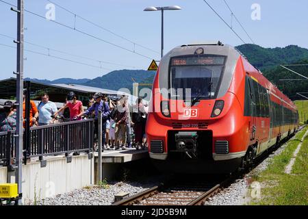 Tagesausflügler aus München steigen am Bahnhof Kochel aus dem Zug der Linie R66, um mit dem Bus weiter zum Kochelsee oder Walchensee zu fahren, Kochel, Deutschland, 18.6.22 Stockfoto