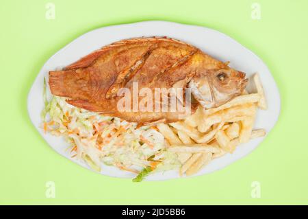 Gebratener Fisch - Tilapia mit Pommes Frites und Salat. Stockfoto