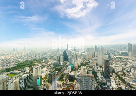 Bangkok, Thailand - 30. April 2022: Skyline der Stadt vom Dach des Mahanakorn-Turms auf der Sathorn-Straße Stockfoto