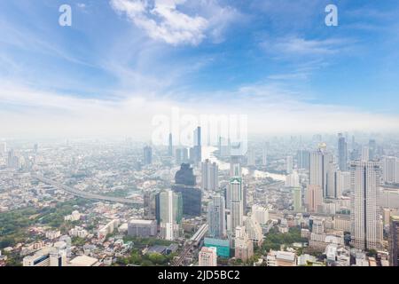 Bangkok, Thailand - 30. April 2022: Skyline der Stadt vom Dach des Mahanakorn-Turms auf der Sathorn-Straße Stockfoto