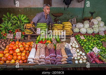 Lebensmittelhändler, der Obst und Gemüse auf einem Markt in der Altstadt von Havanna, Kuba, verkauft Stockfoto