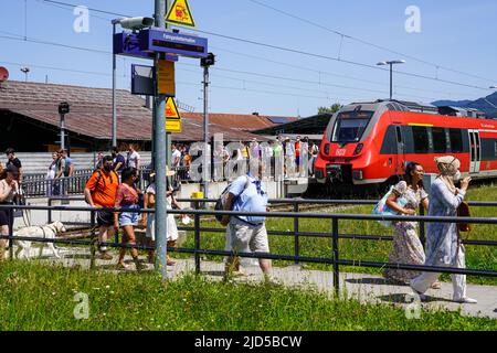 Tagesausflügler aus München steigen am Bahnhof Kochel aus dem Zug der Linie R66, um mit dem Bus weiter zum Kochelsee oder Walchensee zu fahren, Kochel, Deutschland, 18.6.22 Stockfoto