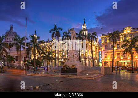 Parque Central mit Statue von Jose Marti während der blauen Stunde mit dem Capitolio und dem Gran Teatro de la Habana im Hintergrund in Havanna, Kuba Stockfoto