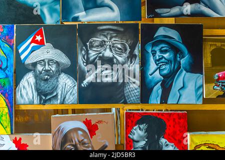 Auswahl an Gemälden kubanischer Künstler auf dem Markt in Havanna, Kuba Stockfoto