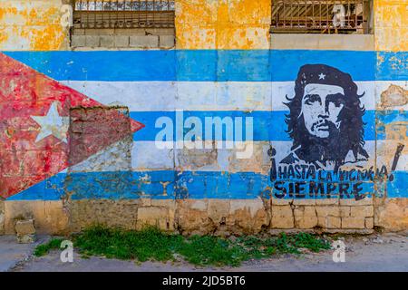 Wandgemälde mit der kubanischen Flagge und Che Guevara mit dem Text „Hasta la victoria siempre“ Stockfoto