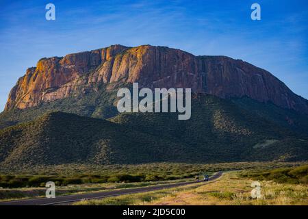 Mt. Ololokwe Samburu Nordkenia der Sacred Table Mountain ein unverwechselbarer flacher Berg mit Blick auf die Samburu-Ebenen im Norden Kenias Stockfoto