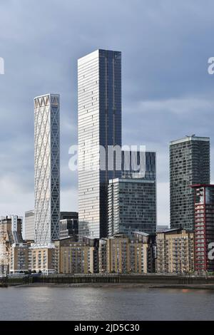 Moderne Architektur mit Landmark Pinnacle und den Wohntürmen von Neufundland, gelegen auf der Isle of Dogs im Osten Londons in Großbritannien. Stockfoto