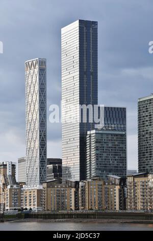 Moderne Architektur mit Landmark Pinnacle und den Wohntürmen von Neufundland, gelegen auf der Isle of Dogs im Osten Londons in Großbritannien. Stockfoto